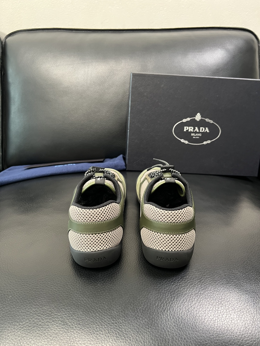 Prada 顶级工艺品，普拉达 专柜同步，原厂配置意大利进口牛皮拼布面料，进口牛皮内里垫，透气舒适，鞋底