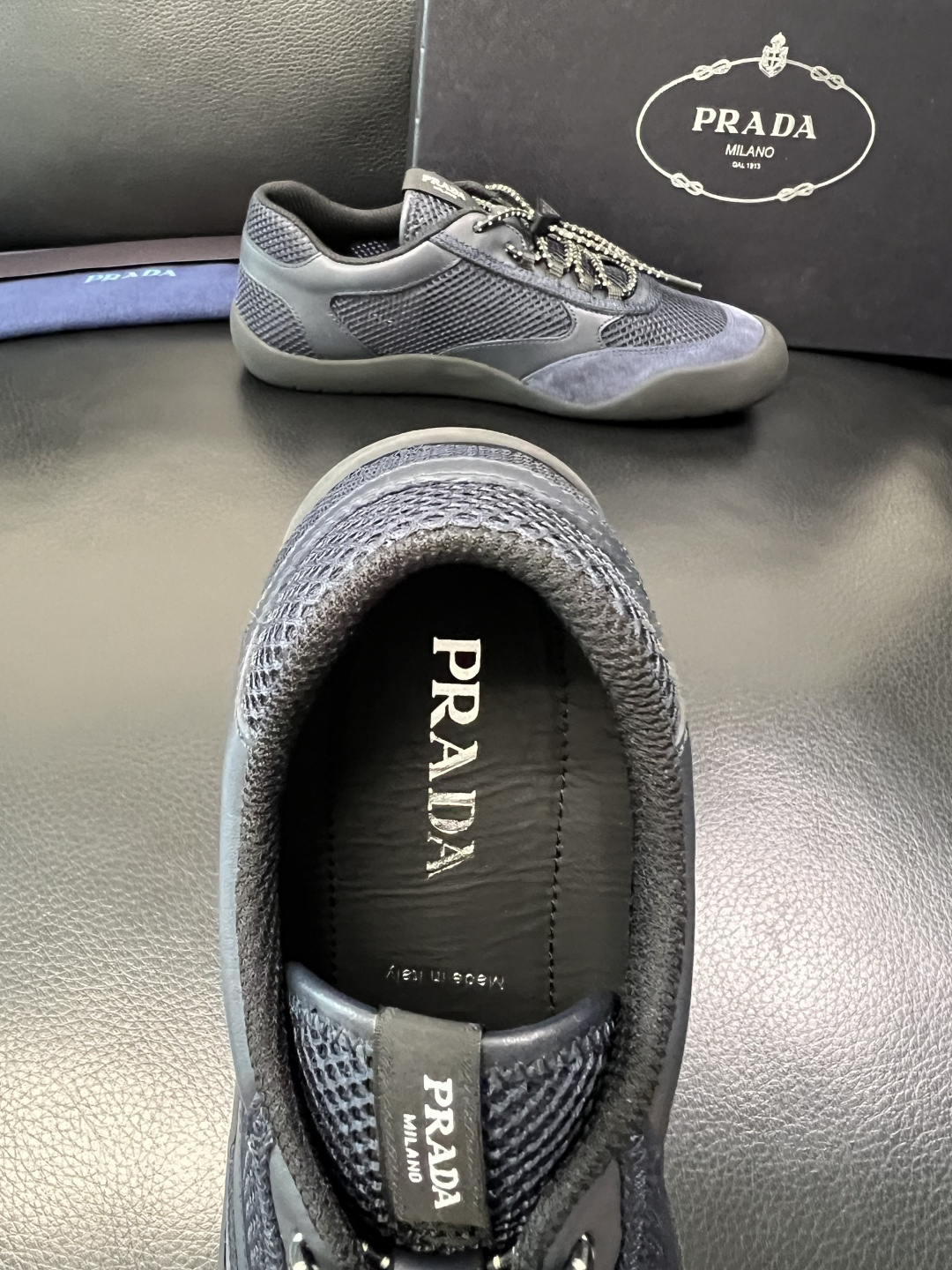 Prada 顶级工艺品，普拉达 专柜同步，原厂配置意大利进口牛皮拼布面料，进口牛皮内里垫，透气舒适，鞋底