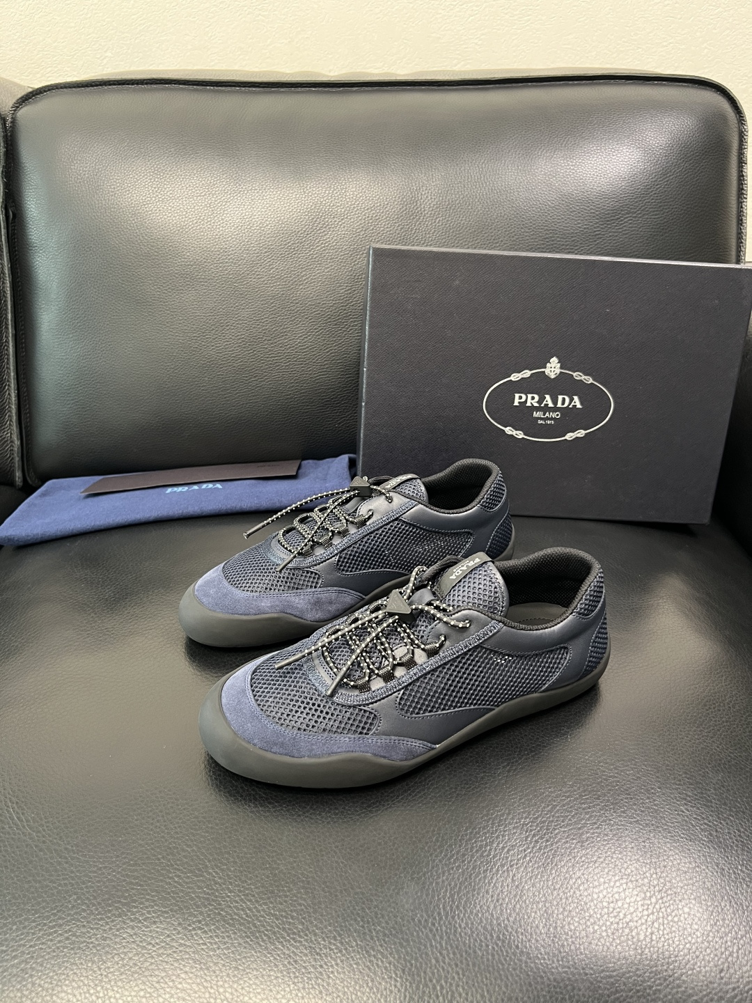Prada 顶级工艺品，普拉达 专柜同步，原厂配置意大利进口牛皮拼布面料，进口牛皮内里垫，透气舒适，鞋底