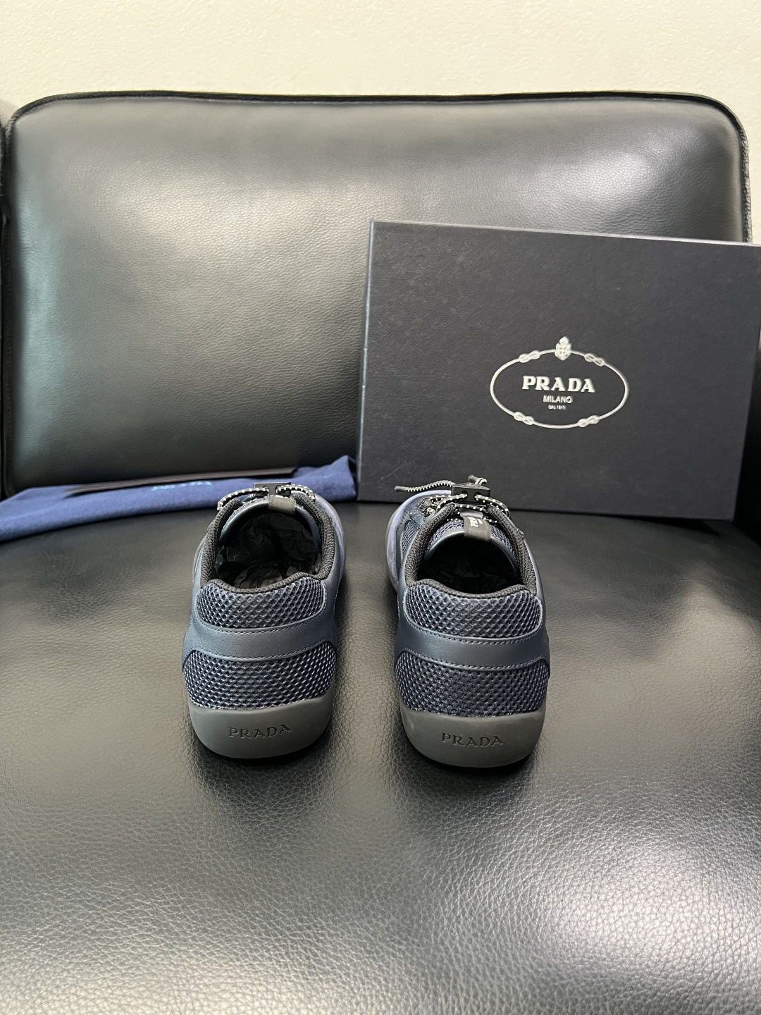 Prada 顶级工艺品，普拉达 专柜同步，原厂配置意大利进口牛皮拼布面料，进口牛皮内里垫，透气舒适，鞋底