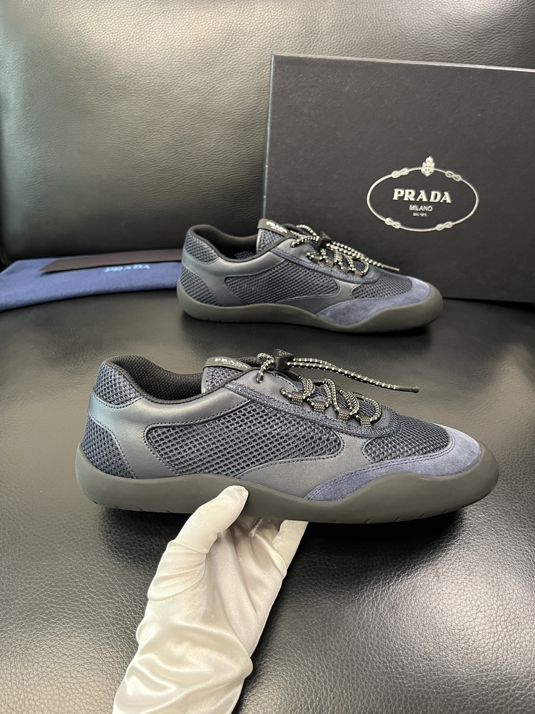 Prada 顶级工艺品，普拉达 专柜同步，原厂配置意大利进口牛皮拼布面料，进口牛皮内里垫，透气舒适，鞋底