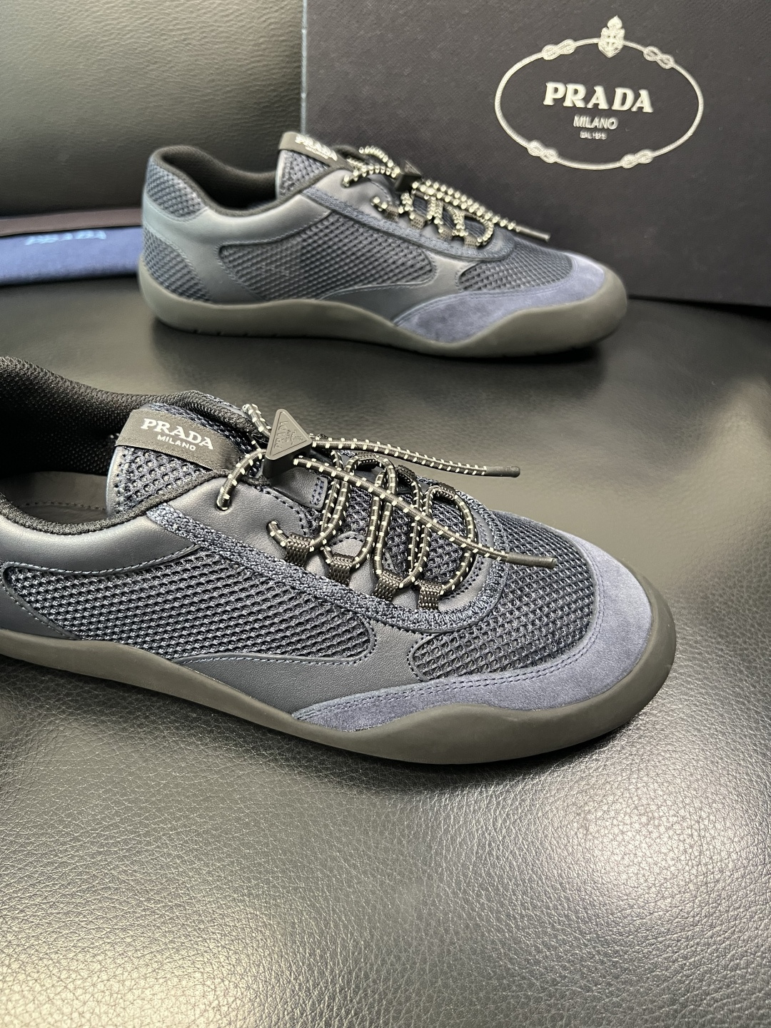 Prada 顶级工艺品，普拉达 专柜同步，原厂配置意大利进口牛皮拼布面料，进口牛皮内里垫，透气舒适，鞋底