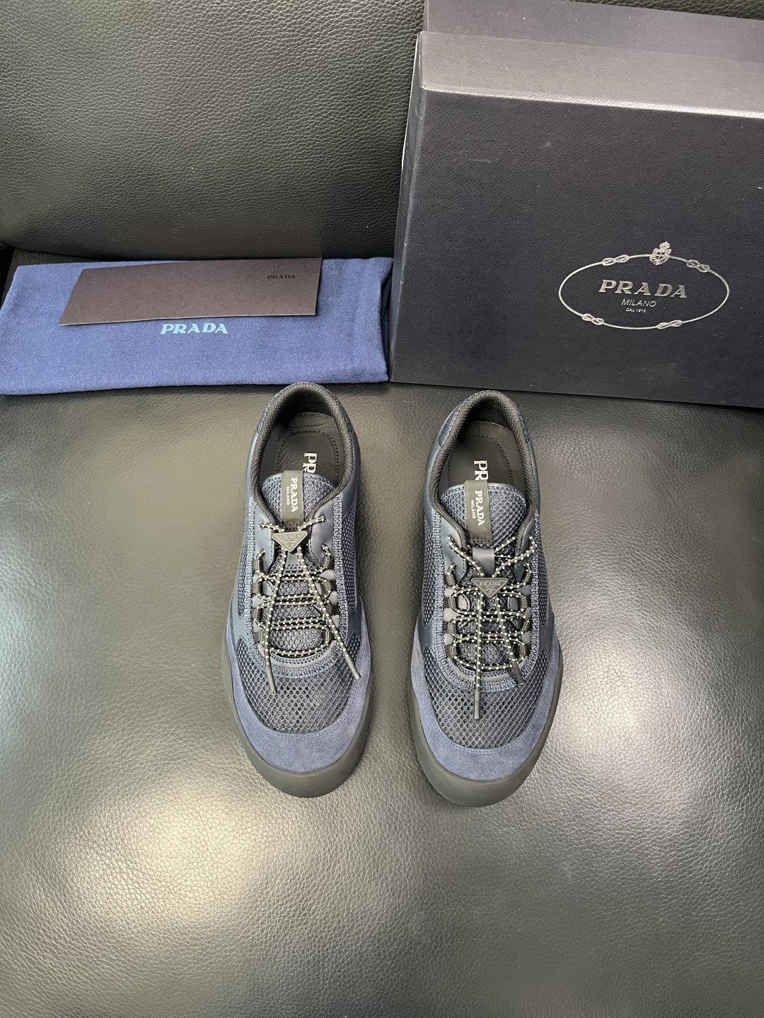 Prada 顶级工艺品，普拉达 专柜同步，原厂配置意大利进口牛皮拼布面料，进口牛皮内里垫，透气舒适，鞋底