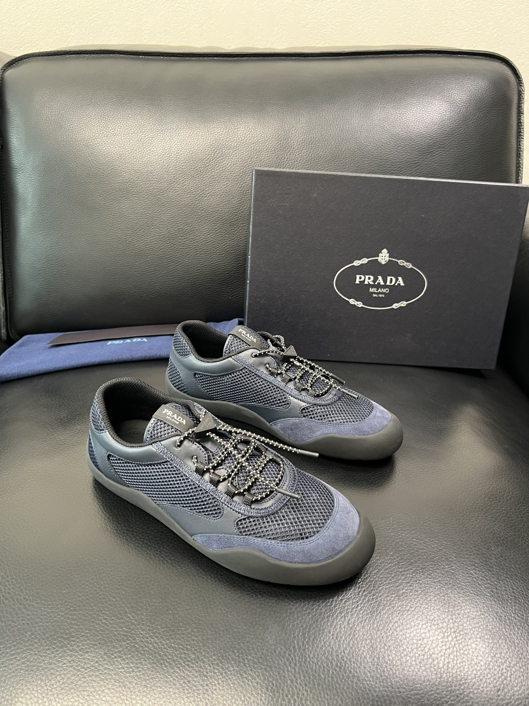 Prada 顶级工艺品，普拉达 专柜同步，原厂配置意大利进口牛皮拼布面料，进口牛皮内里垫，透气舒适，鞋底