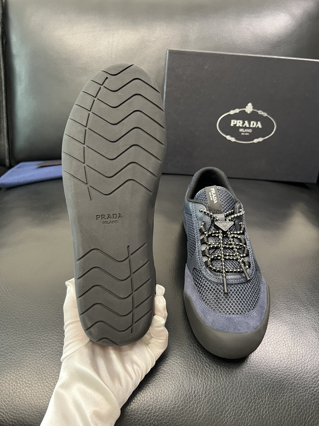 Prada 顶级工艺品，普拉达 专柜同步，原厂配置意大利进口牛皮拼布面料，进口牛皮内里垫，透气舒适，鞋底