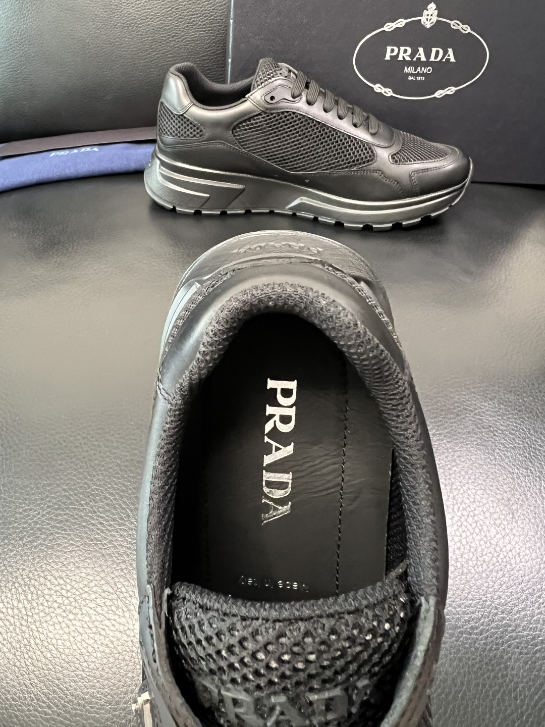 Prada 顶级工艺品，普拉达 专柜同步，原厂配置意大利进口牛皮拼布面料，进口牛皮内里垫，透气舒适，鞋底
