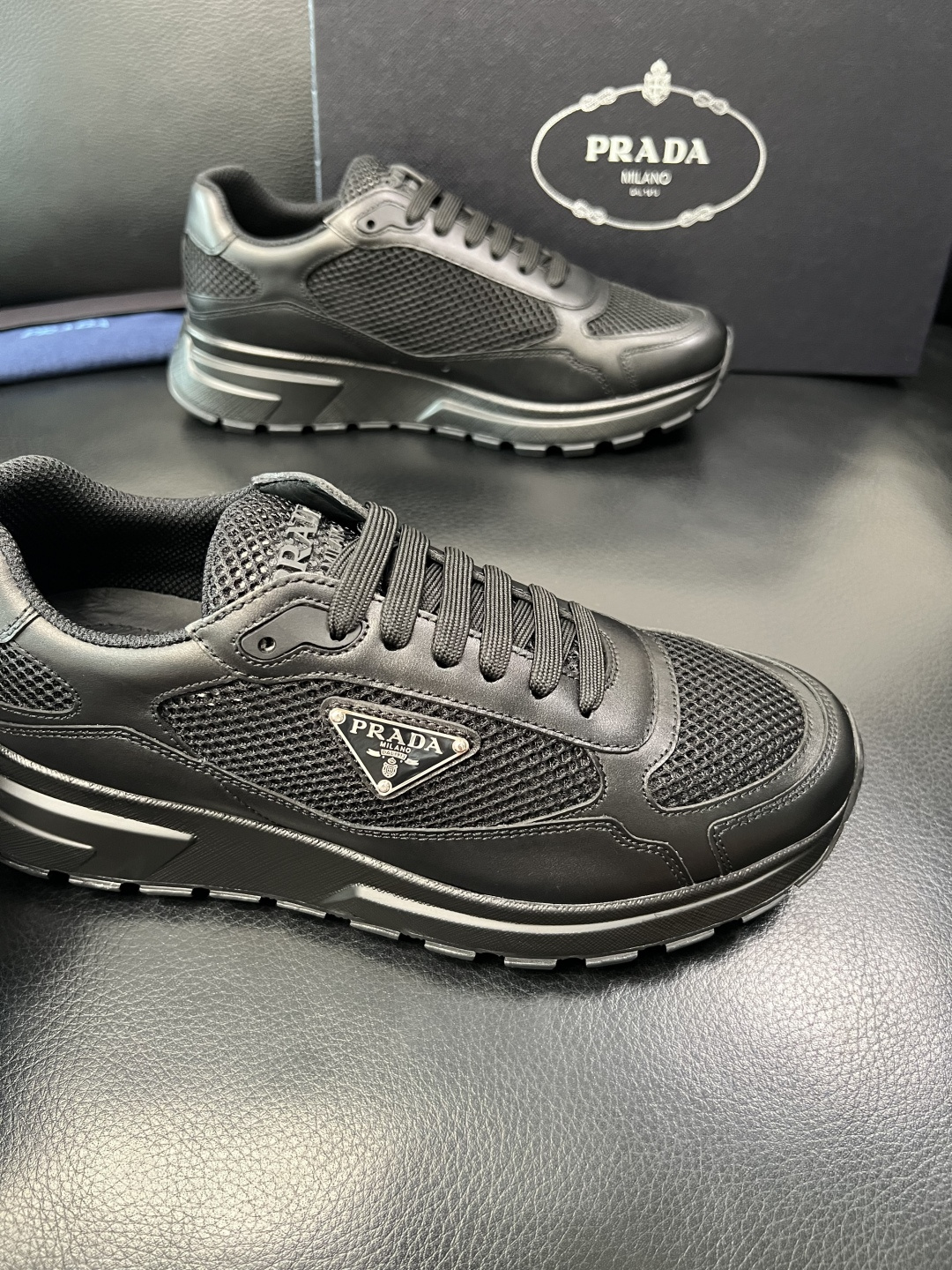 Prada 顶级工艺品，普拉达 专柜同步，原厂配置意大利进口牛皮拼布面料，进口牛皮内里垫，透气舒适，鞋底