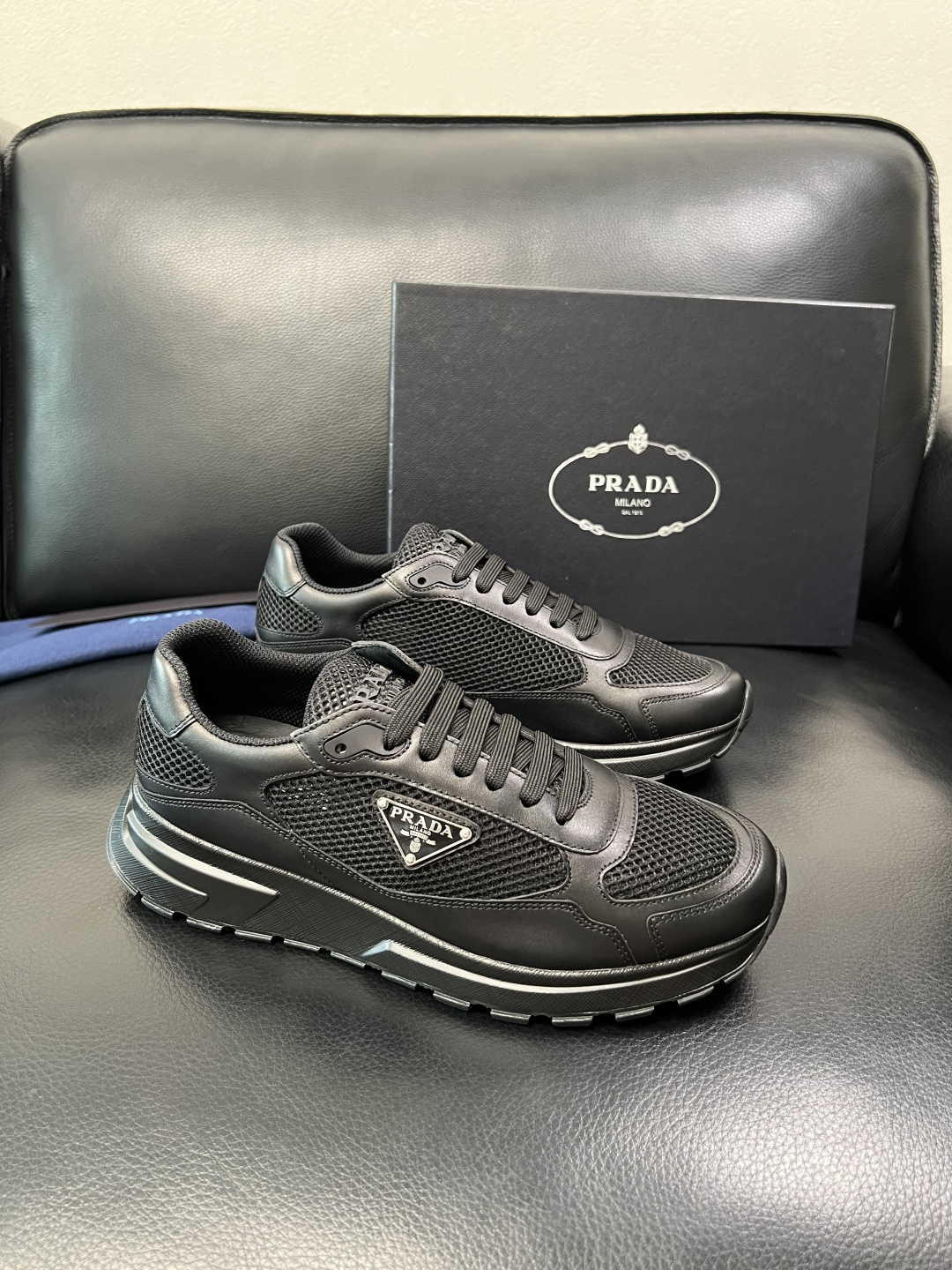 Prada 顶级工艺品，普拉达 专柜同步，原厂配置意大利进口牛皮拼布面料，进口牛皮内里垫，透气舒适，鞋底