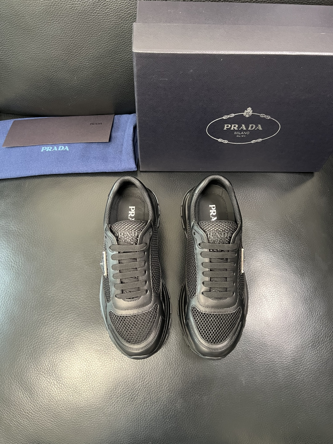 Prada 顶级工艺品，普拉达 专柜同步，原厂配置意大利进口牛皮拼布面料，进口牛皮内里垫，透气舒适，鞋底