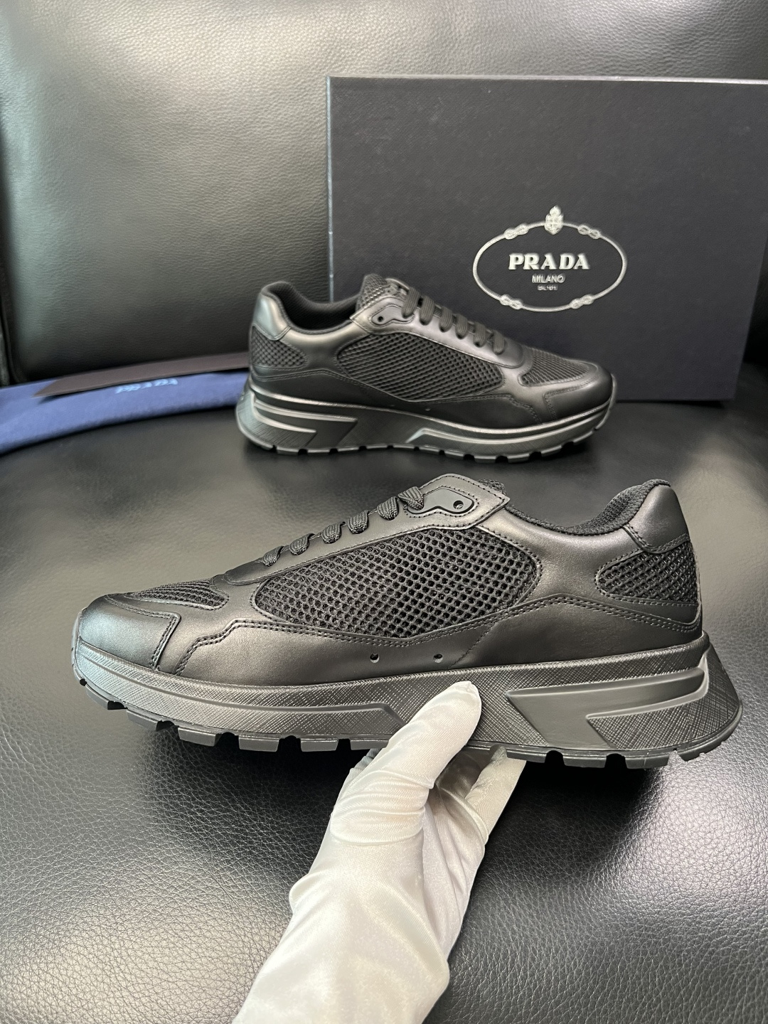 Prada 顶级工艺品，普拉达 专柜同步，原厂配置意大利进口牛皮拼布面料，进口牛皮内里垫，透气舒适，鞋底