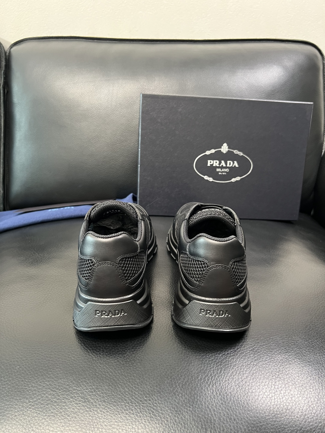 Prada 顶级工艺品，普拉达 专柜同步，原厂配置意大利进口牛皮拼布面料，进口牛皮内里垫，透气舒适，鞋底