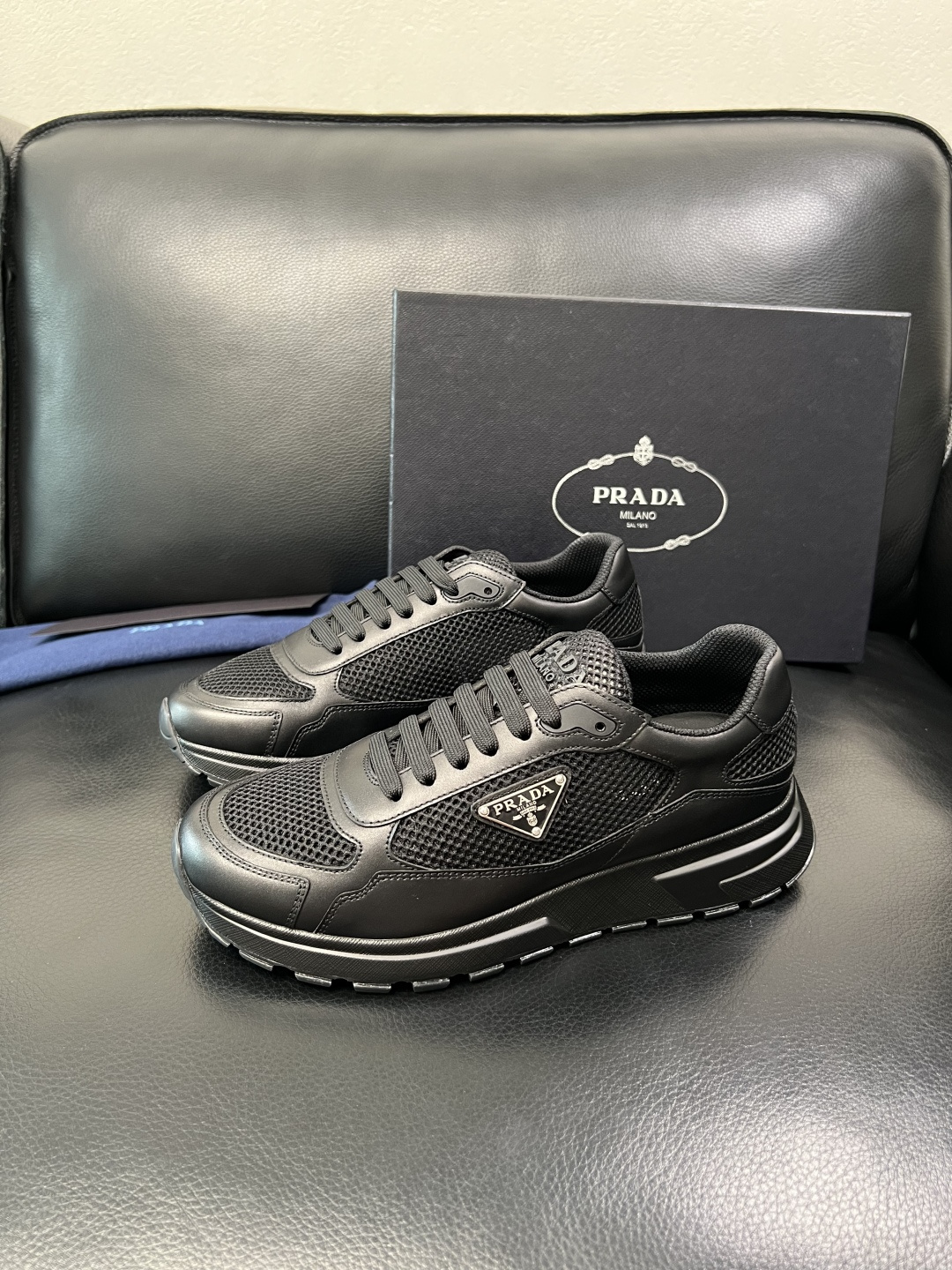 Prada 顶级工艺品，普拉达 专柜同步，原厂配置意大利进口牛皮拼布面料，进口牛皮内里垫，透气舒适，鞋底