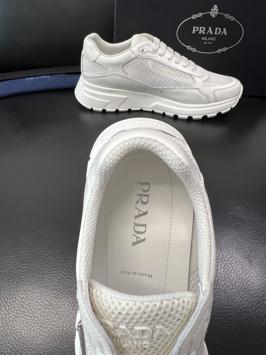 Prada 顶级工艺品，普拉达 专柜同步，原厂配置意大利进口牛皮拼布面料，进口牛皮内里垫，透气舒适，鞋底