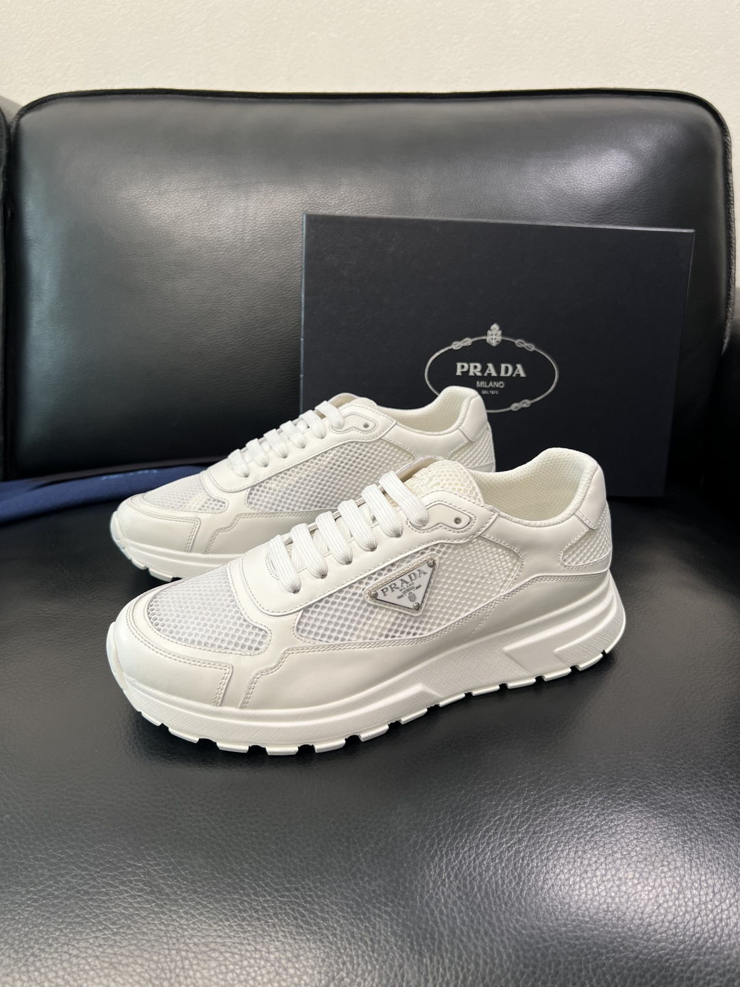 Prada 顶级工艺品，普拉达 专柜同步，原厂配置意大利进口牛皮拼布面料，进口牛皮内里垫，透气舒适，鞋底