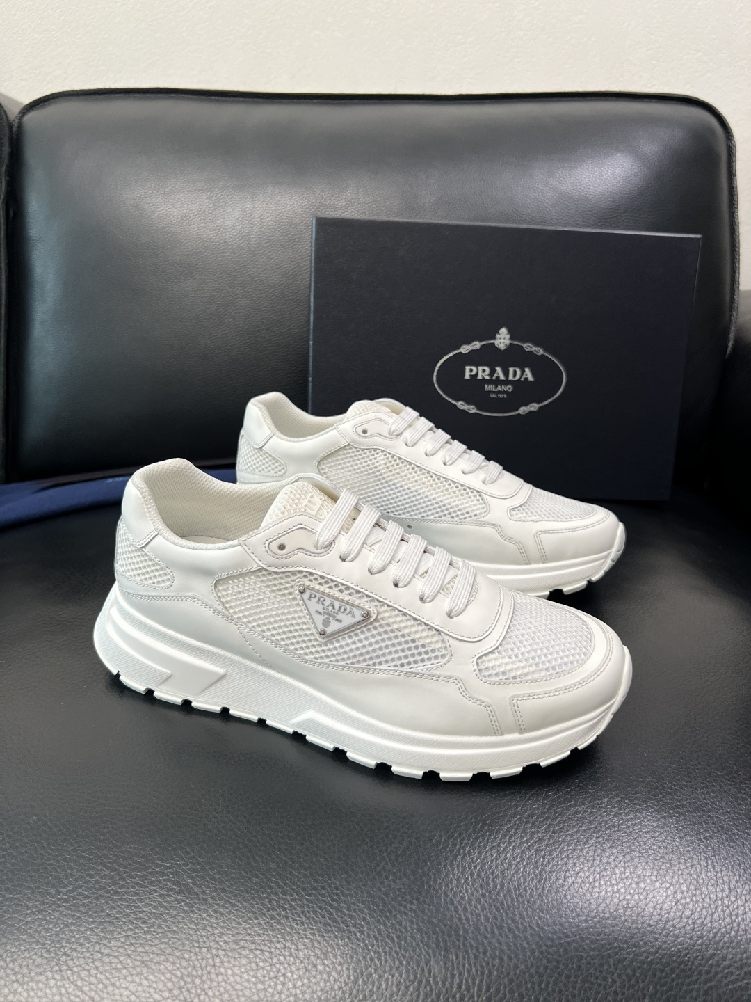 Prada 顶级工艺品，普拉达 专柜同步，原厂配置意大利进口牛皮拼布面料，进口牛皮内里垫，透气舒适，鞋底