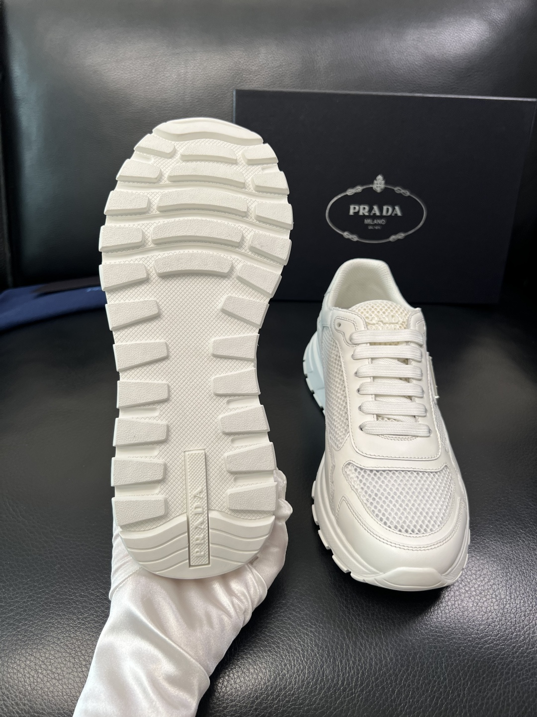 Prada 顶级工艺品，普拉达 专柜同步，原厂配置意大利进口牛皮拼布面料，进口牛皮内里垫，透气舒适，鞋底