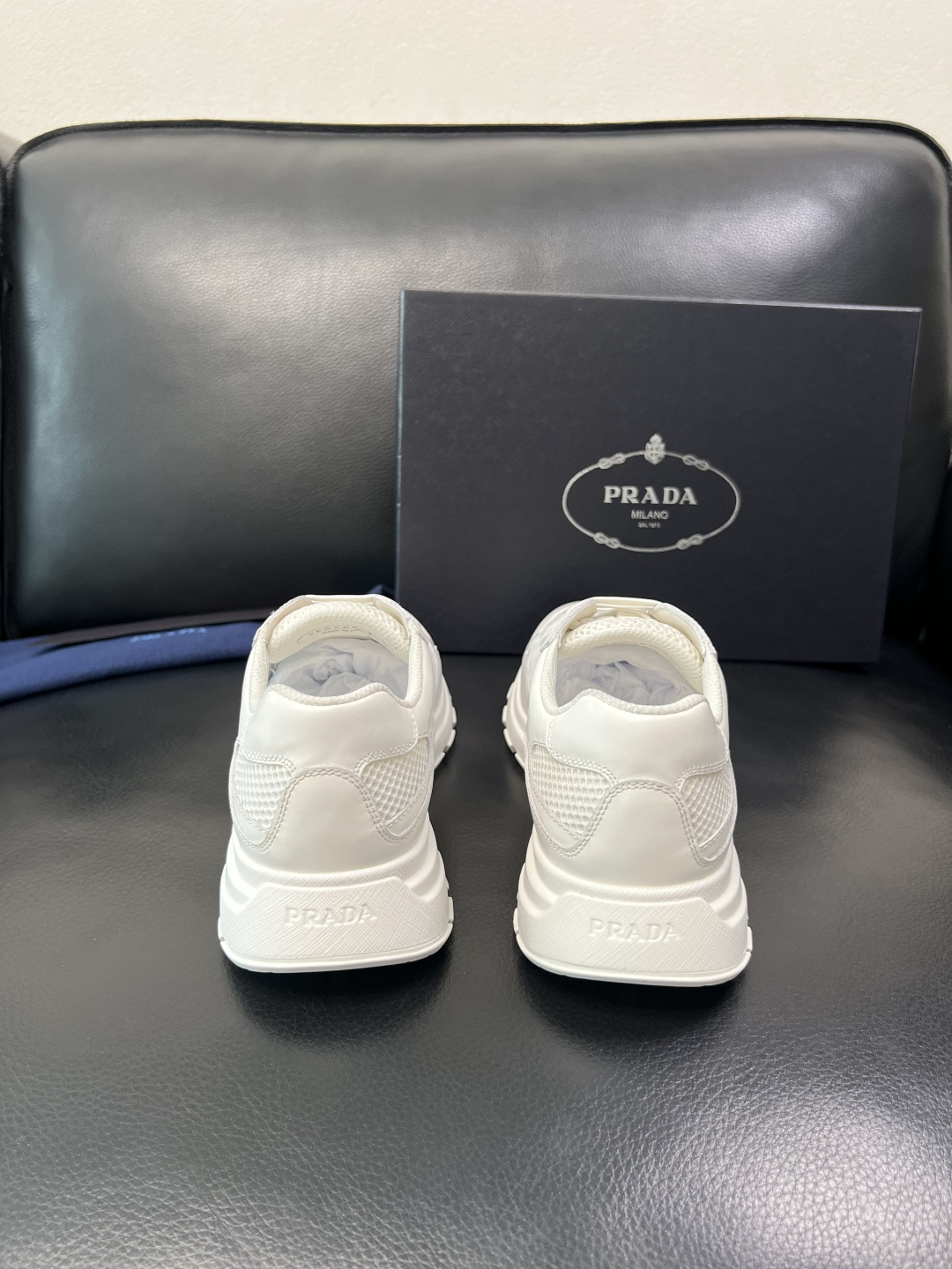 Prada 顶级工艺品，普拉达 专柜同步，原厂配置意大利进口牛皮拼布面料，进口牛皮内里垫，透气舒适，鞋底