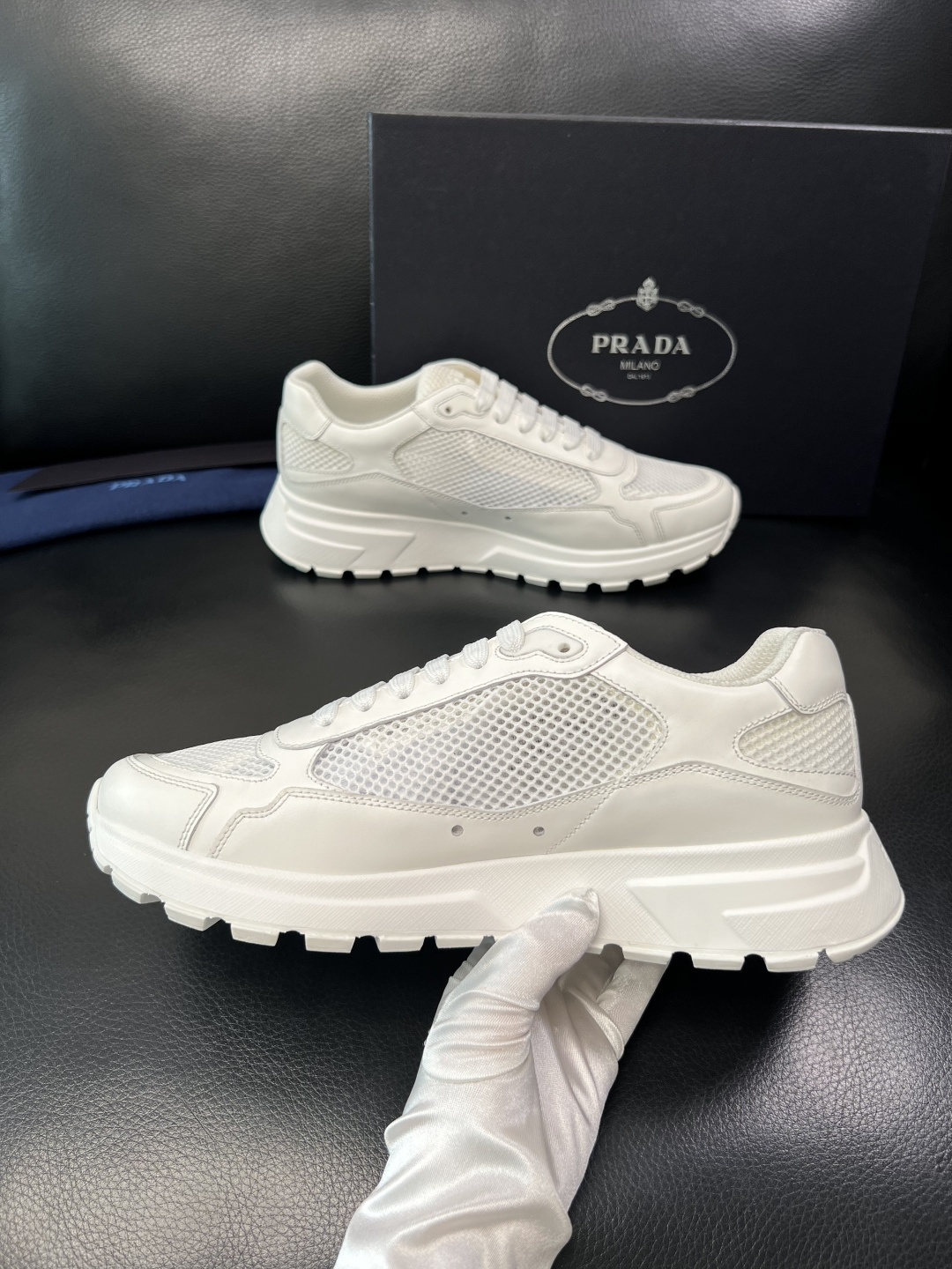 Prada 顶级工艺品，普拉达 专柜同步，原厂配置意大利进口牛皮拼布面料，进口牛皮内里垫，透气舒适，鞋底