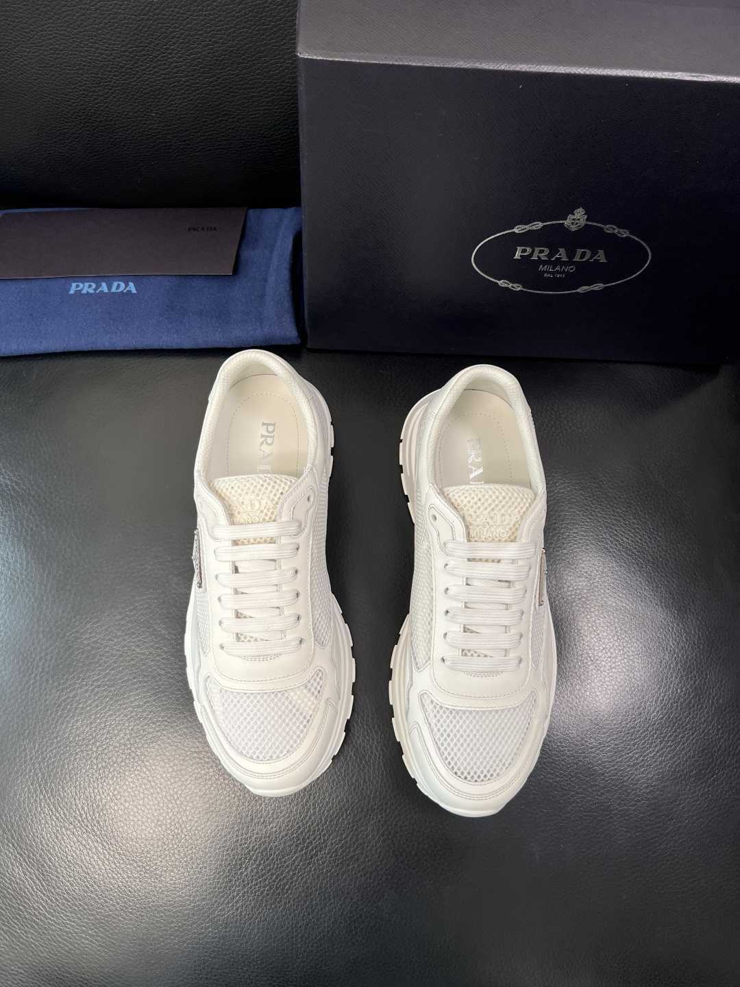 Prada 顶级工艺品，普拉达 专柜同步，原厂配置意大利进口牛皮拼布面料，进口牛皮内里垫，透气舒适，鞋底