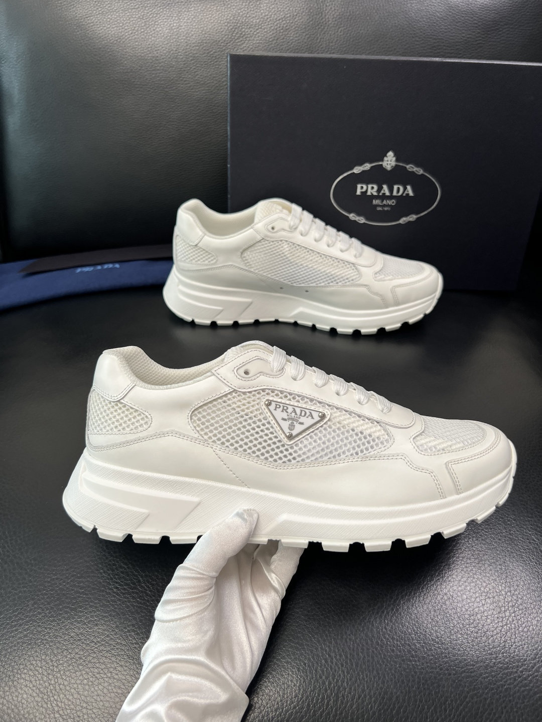 Prada 顶级工艺品，普拉达 专柜同步，原厂配置意大利进口牛皮拼布面料，进口牛皮内里垫，透气舒适，鞋底
