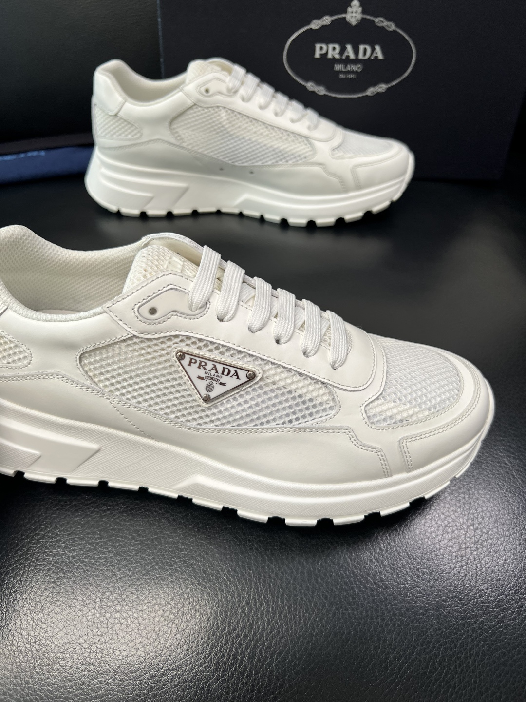 Prada 顶级工艺品，普拉达 专柜同步，原厂配置意大利进口牛皮拼布面料，进口牛皮内里垫，透气舒适，鞋底