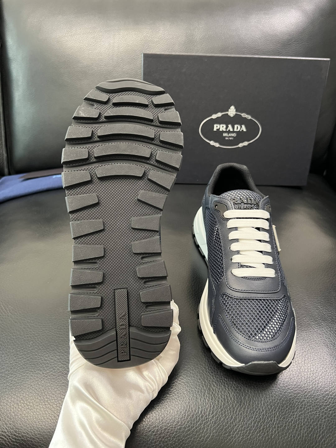 Prada 顶级工艺品，普拉达 专柜同步，原厂配置意大利进口牛皮拼布面料，进口牛皮内里垫，透气舒适，鞋底