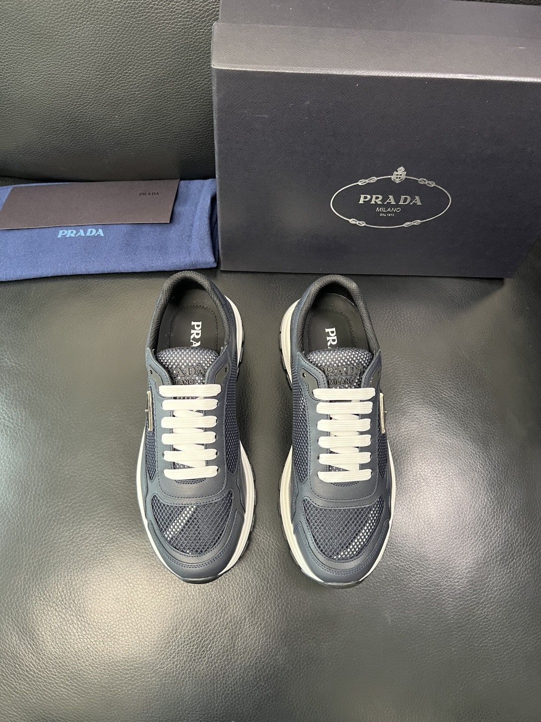 Prada 顶级工艺品，普拉达 专柜同步，原厂配置意大利进口牛皮拼布面料，进口牛皮内里垫，透气舒适，鞋底