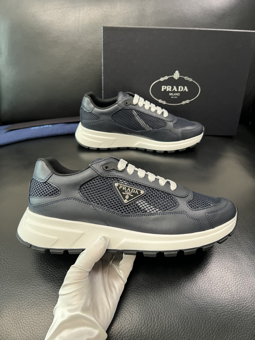 Prada 顶级工艺品，普拉达 专柜同步，原厂配置意大利进口牛皮拼布面料，进口牛皮内里垫，透气舒适，鞋底