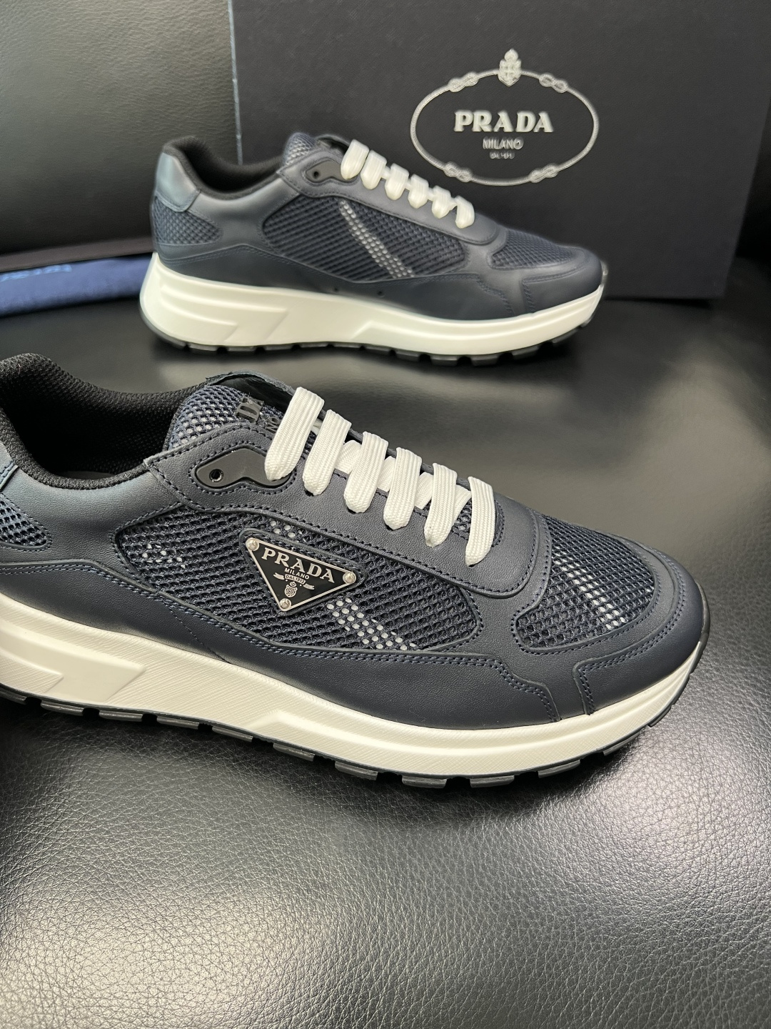 Prada 顶级工艺品，普拉达 专柜同步，原厂配置意大利进口牛皮拼布面料，进口牛皮内里垫，透气舒适，鞋底