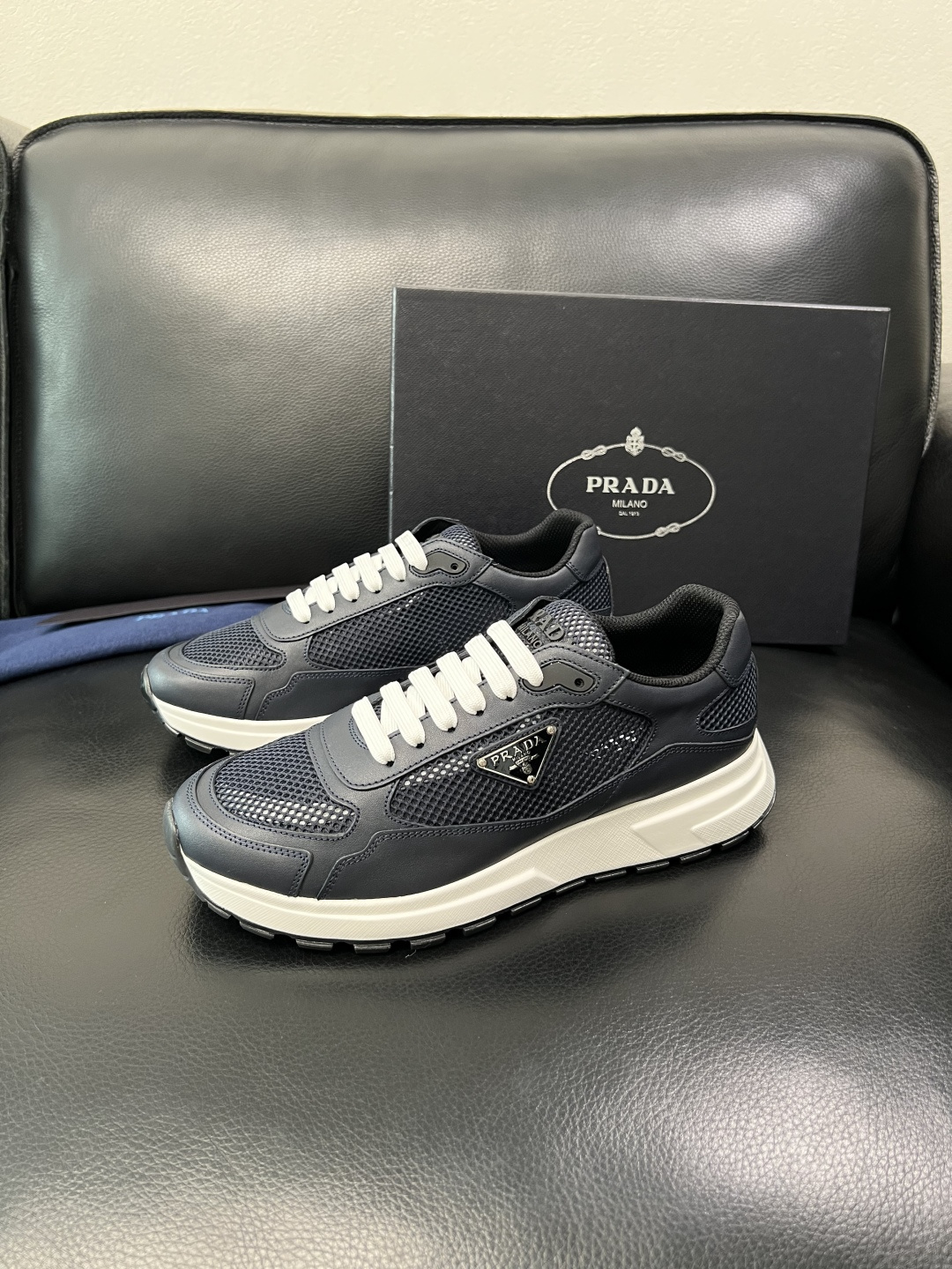 Prada 顶级工艺品，普拉达 专柜同步，原厂配置意大利进口牛皮拼布面料，进口牛皮内里垫，透气舒适，鞋底