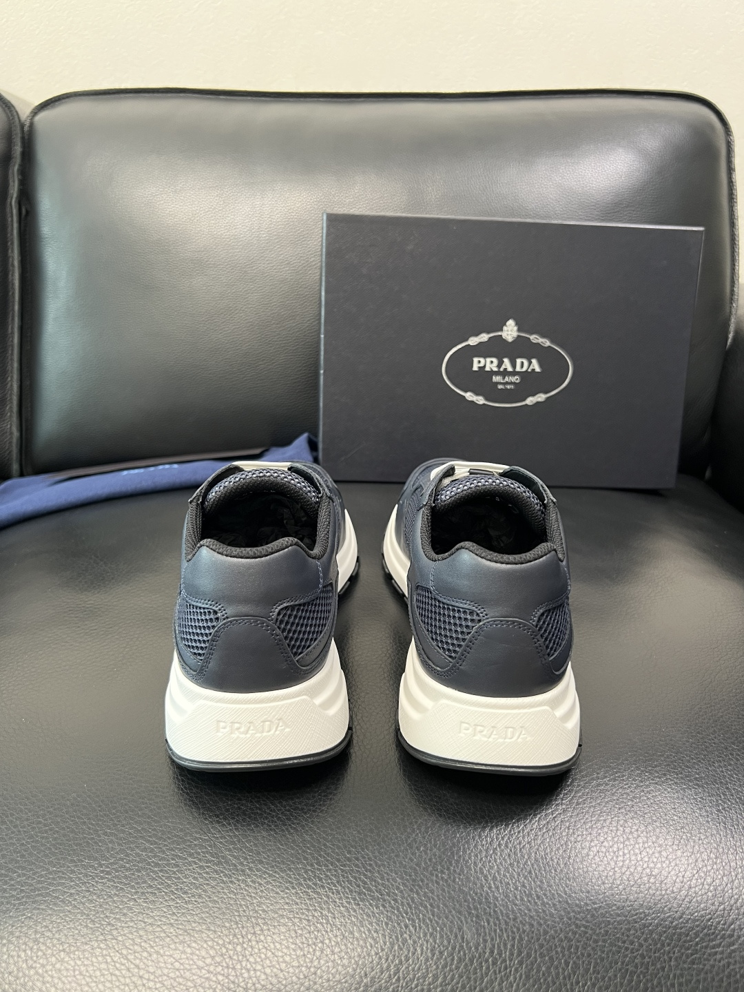 Prada 顶级工艺品，普拉达 专柜同步，原厂配置意大利进口牛皮拼布面料，进口牛皮内里垫，透气舒适，鞋底