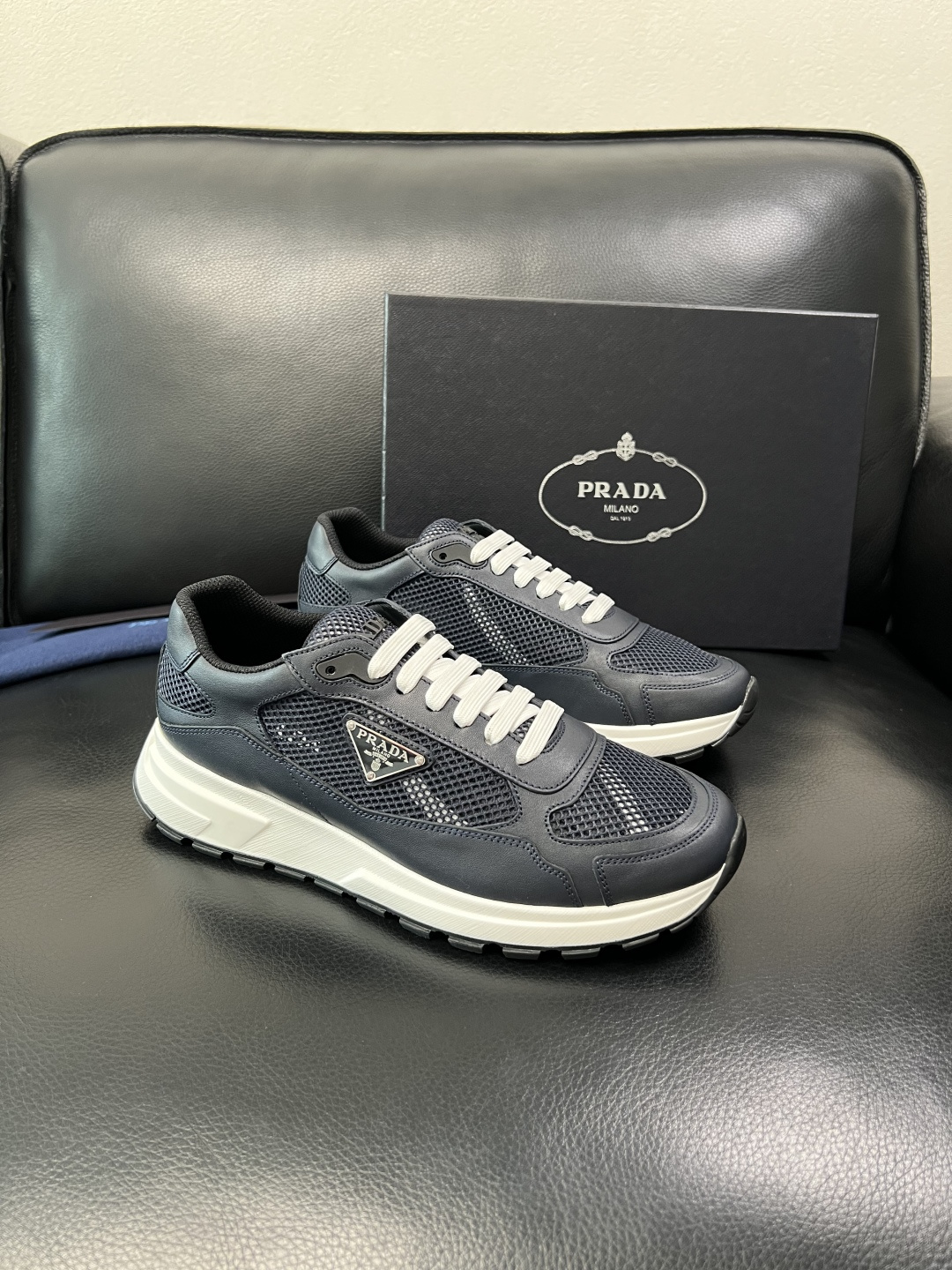 Prada 顶级工艺品，普拉达 专柜同步，原厂配置意大利进口牛皮拼布面料，进口牛皮内里垫，透气舒适，鞋底