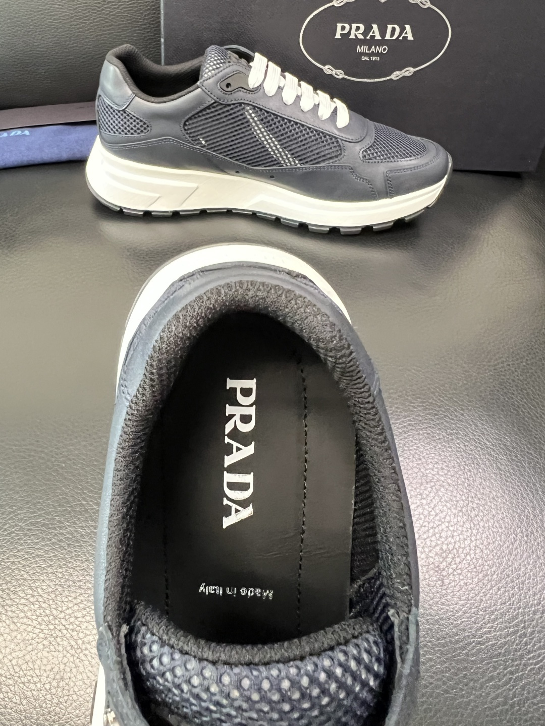 Prada 顶级工艺品，普拉达 专柜同步，原厂配置意大利进口牛皮拼布面料，进口牛皮内里垫，透气舒适，鞋底