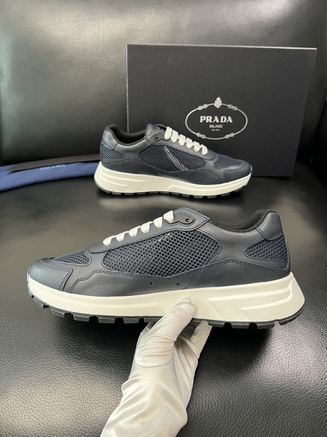 Prada 顶级工艺品，普拉达 专柜同步，原厂配置意大利进口牛皮拼布面料，进口牛皮内里垫，透气舒适，鞋底