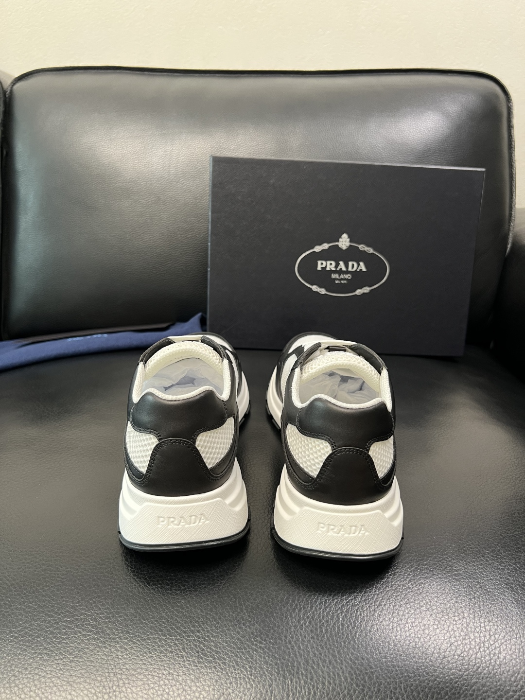 Prada 顶级工艺品，普拉达 专柜同步，原厂配置意大利进口牛皮拼布面料，进口牛皮内里垫，透气舒适，鞋底