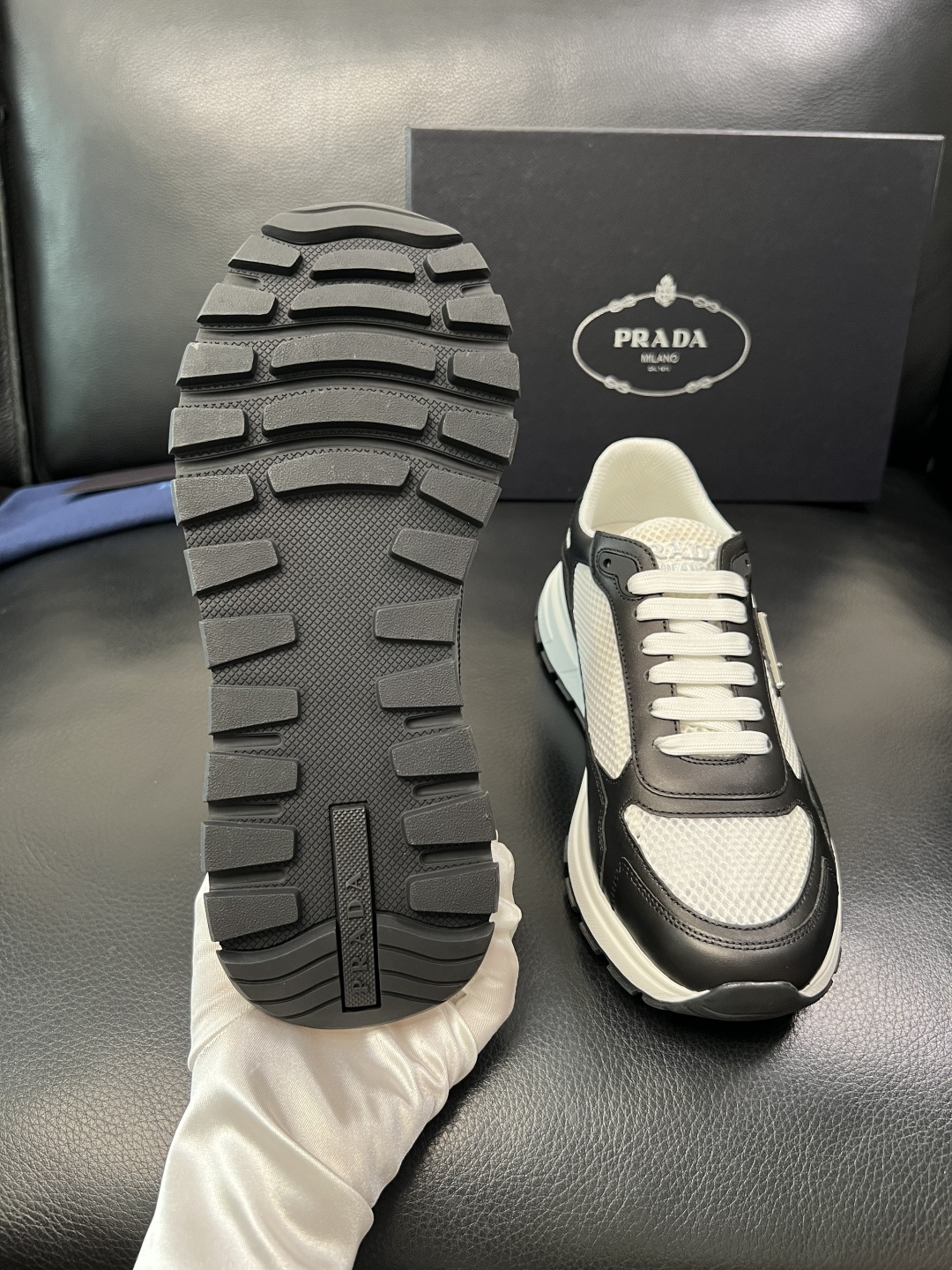 Prada 顶级工艺品，普拉达 专柜同步，原厂配置意大利进口牛皮拼布面料，进口牛皮内里垫，透气舒适，鞋底