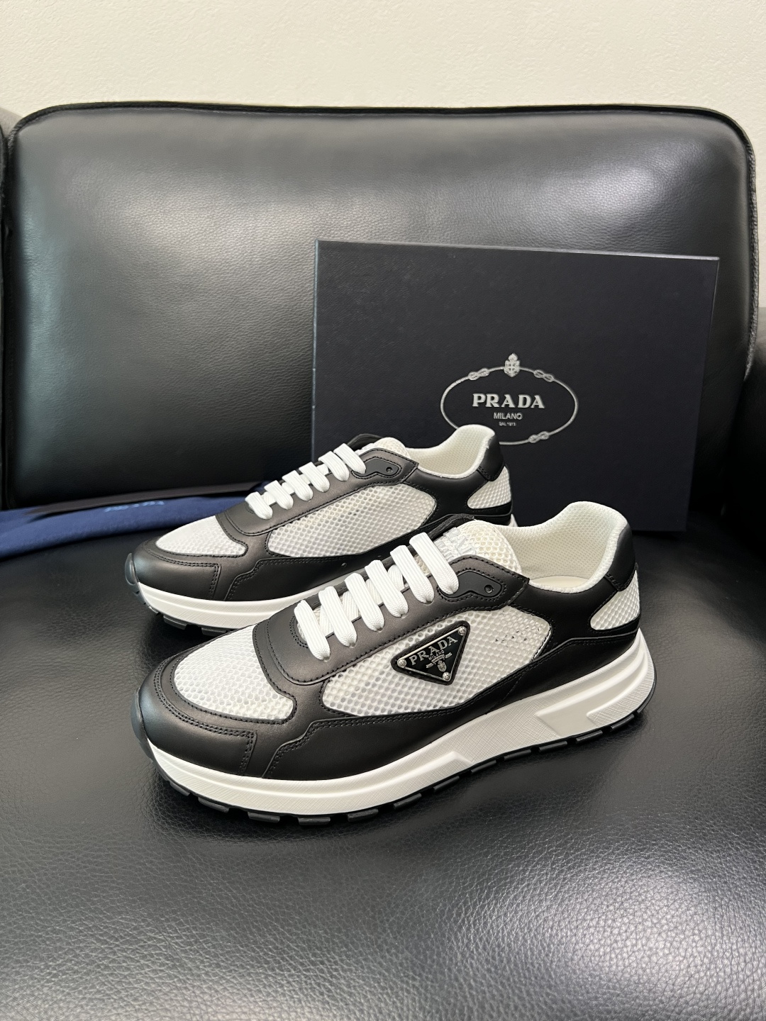 Prada 顶级工艺品，普拉达 专柜同步，原厂配置意大利进口牛皮拼布面料，进口牛皮内里垫，透气舒适，鞋底