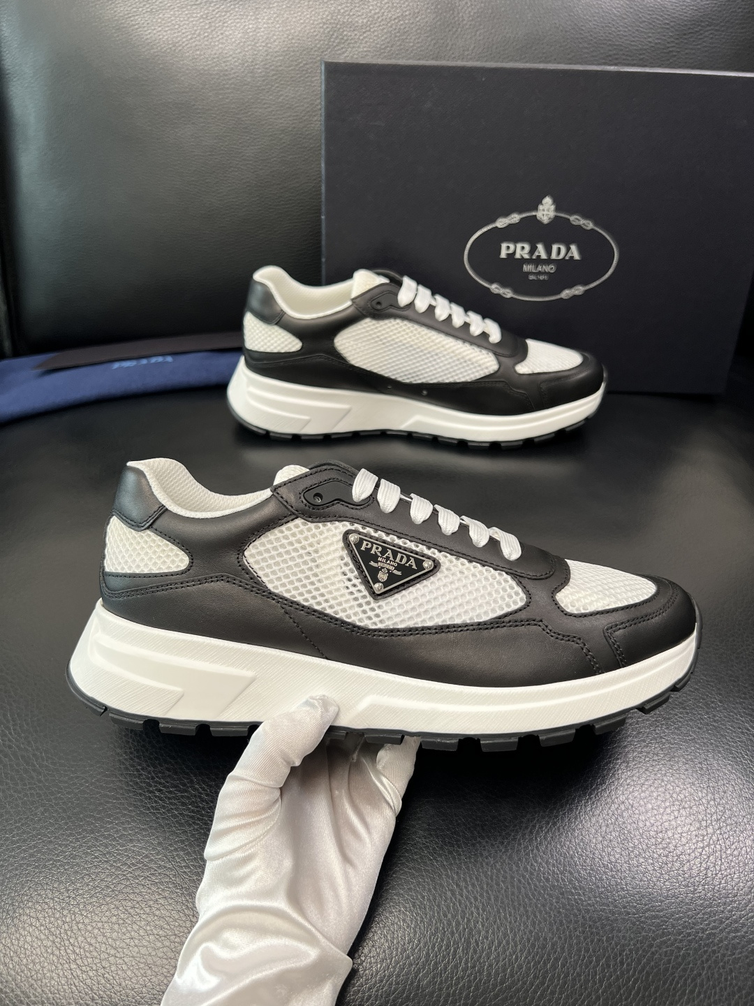 Prada 顶级工艺品，普拉达 专柜同步，原厂配置意大利进口牛皮拼布面料，进口牛皮内里垫，透气舒适，鞋底