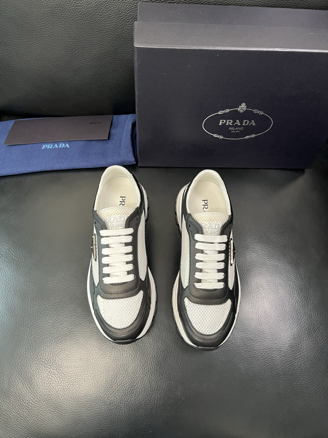 Prada 顶级工艺品，普拉达 专柜同步，原厂配置意大利进口牛皮拼布面料，进口牛皮内里垫，透气舒适，鞋底