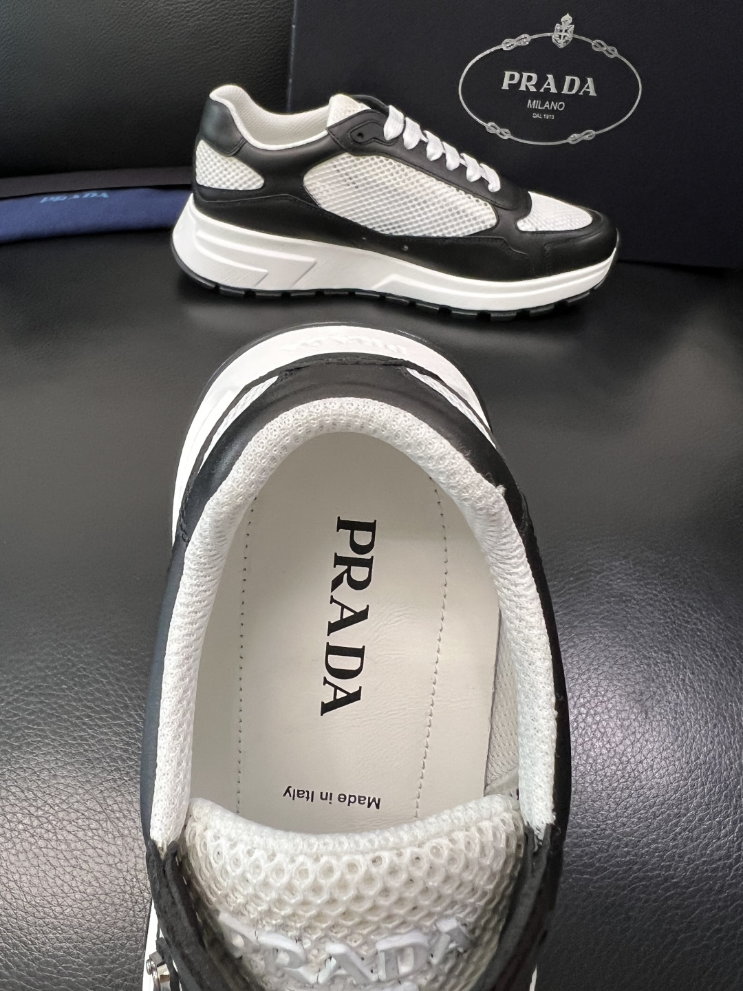Prada 顶级工艺品，普拉达 专柜同步，原厂配置意大利进口牛皮拼布面料，进口牛皮内里垫，透气舒适，鞋底