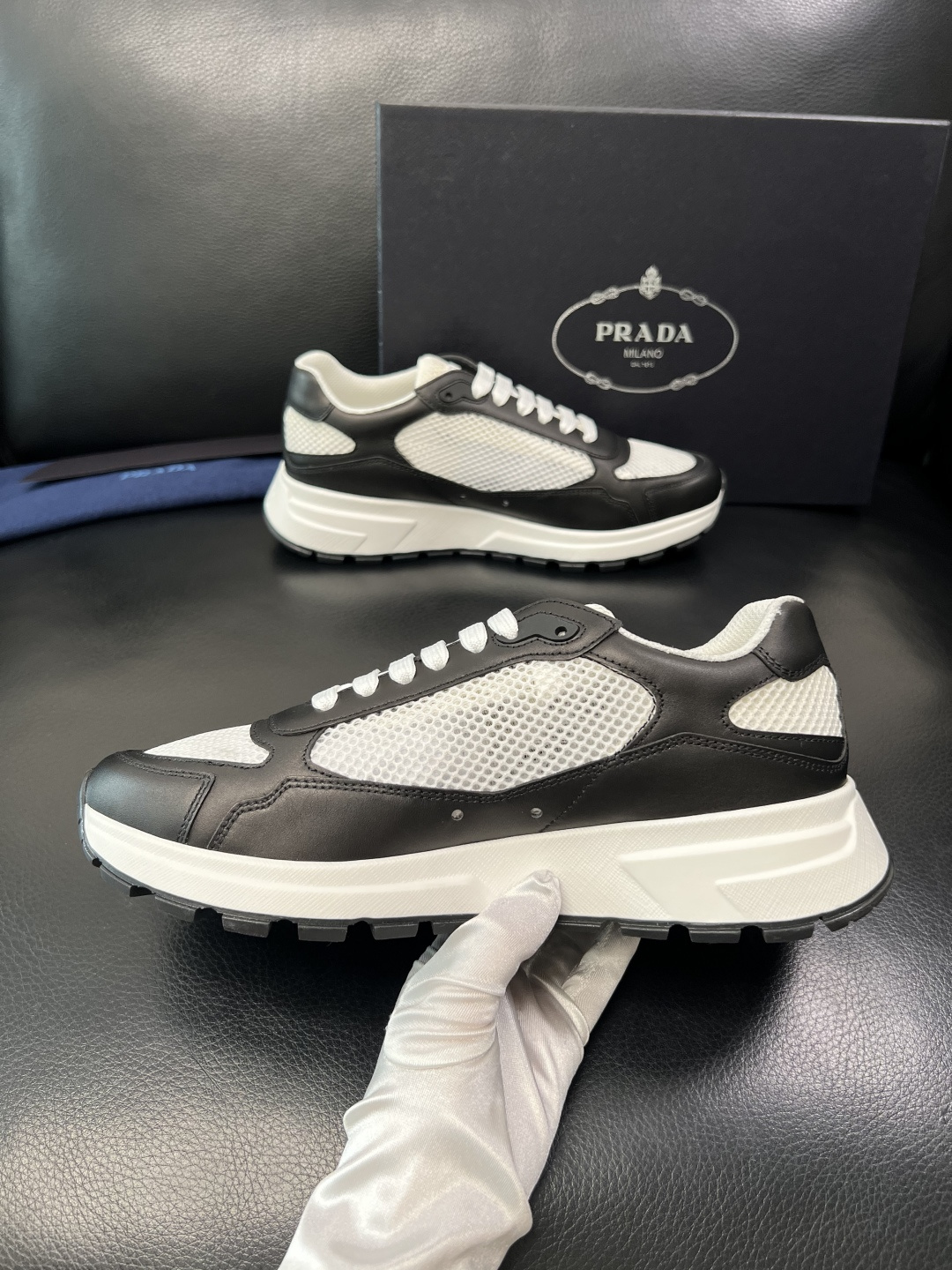 Prada 顶级工艺品，普拉达 专柜同步，原厂配置意大利进口牛皮拼布面料，进口牛皮内里垫，透气舒适，鞋底