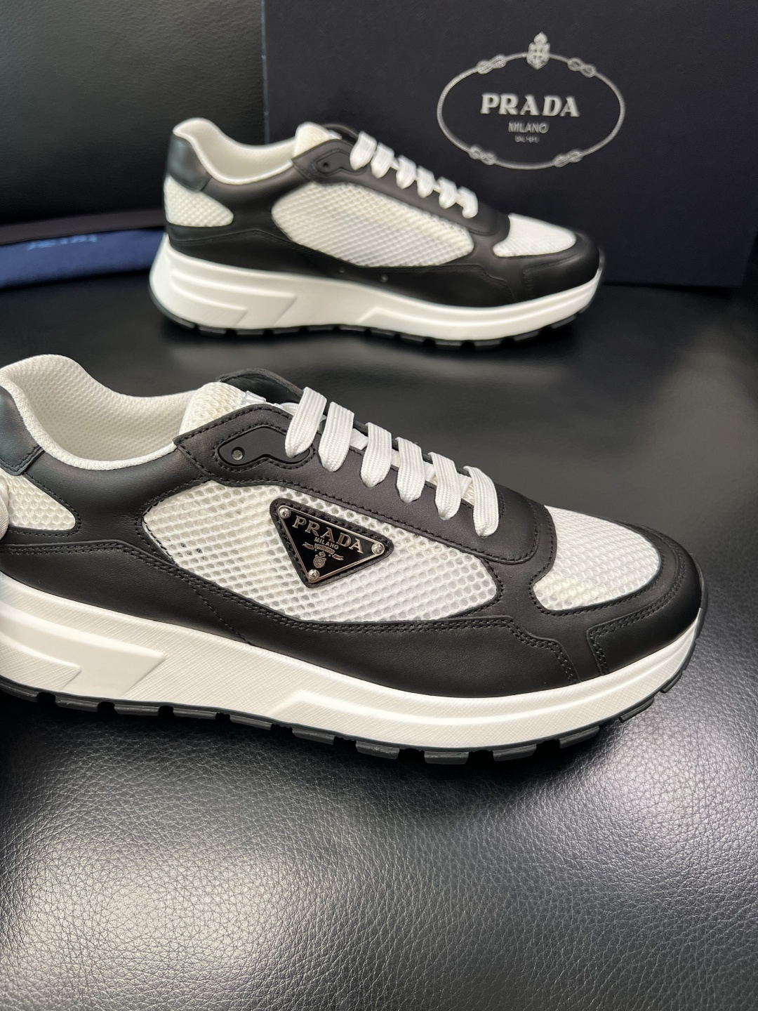 Prada 顶级工艺品，普拉达 专柜同步，原厂配置意大利进口牛皮拼布面料，进口牛皮内里垫，透气舒适，鞋底