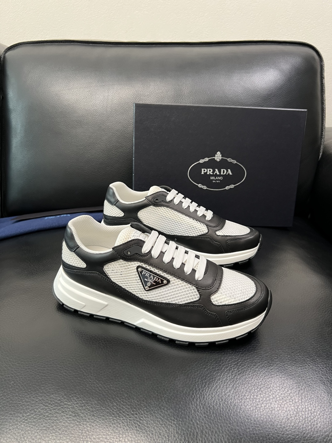 Prada 顶级工艺品，普拉达 专柜同步，原厂配置意大利进口牛皮拼布面料，进口牛皮内里垫，透气舒适，鞋底