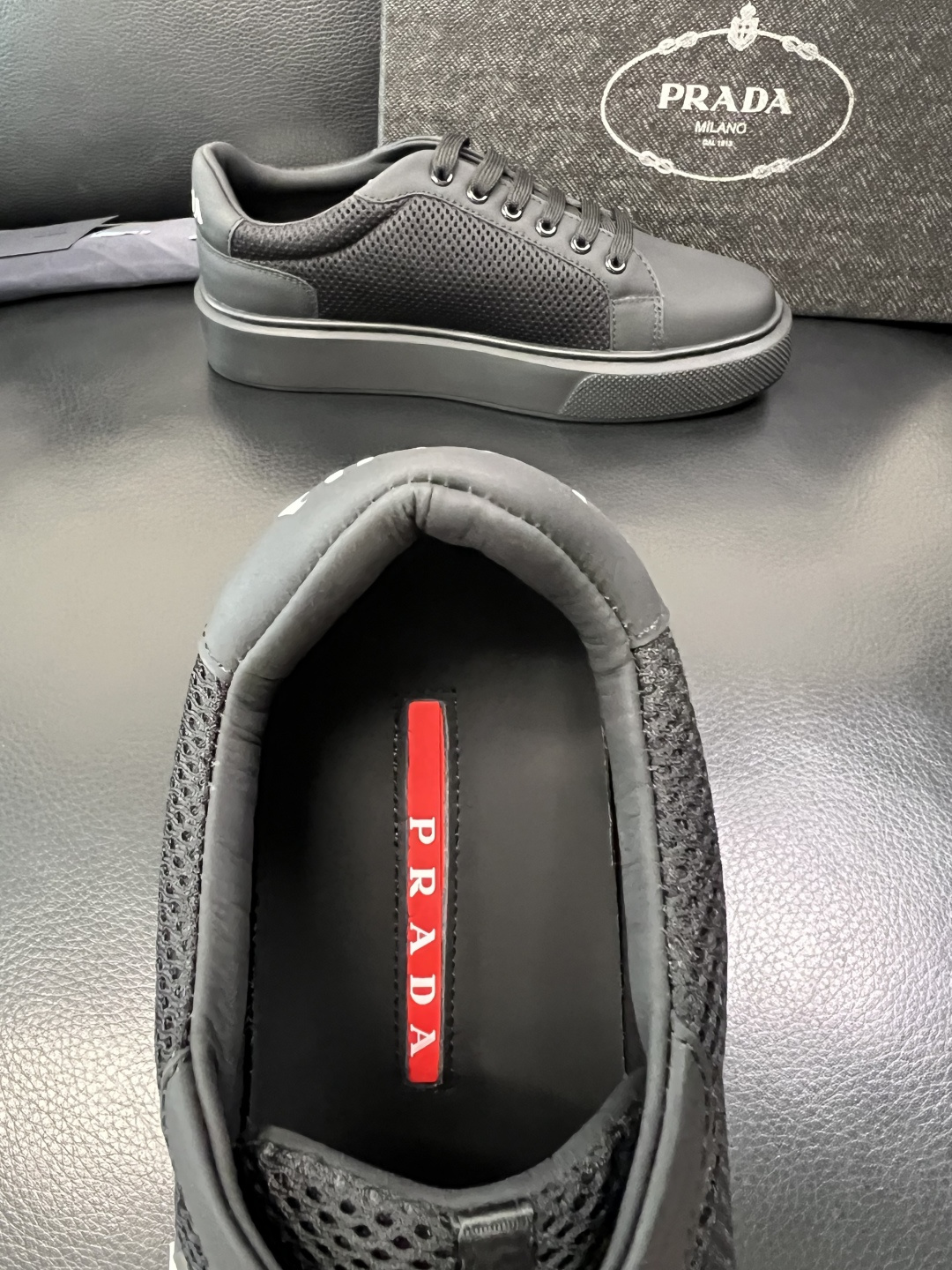 PRADA 高品质 顶级工艺品 普拉达 专柜同步 原厂配置，意大利进口原版牛皮面料，透气舒适进口水染牛里