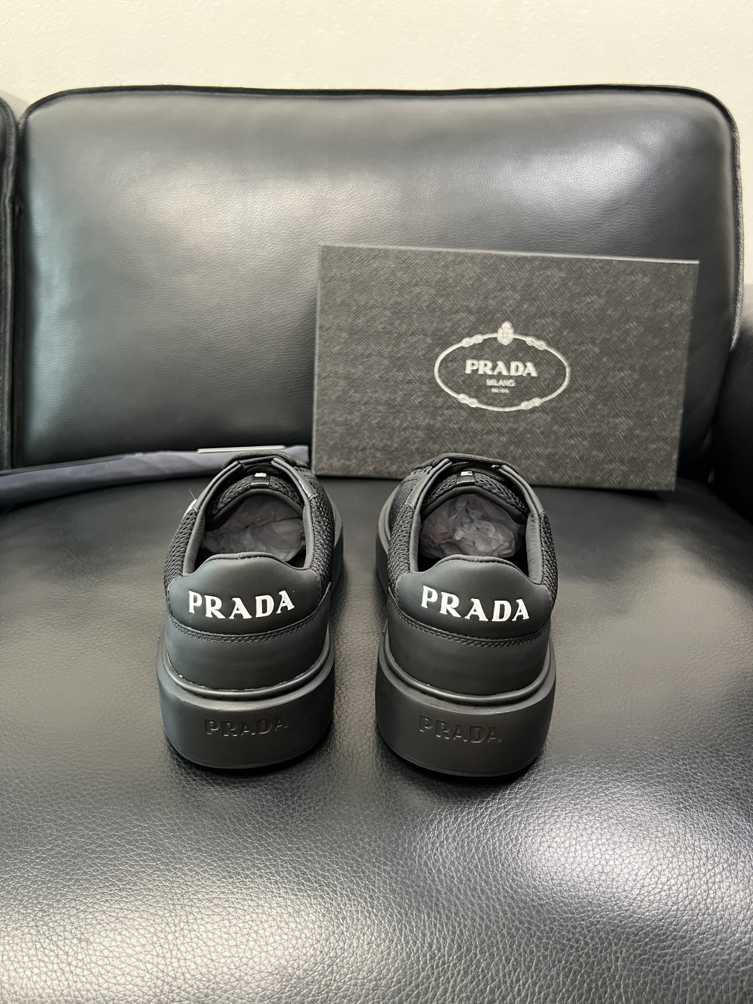 PRADA 高品质 顶级工艺品 普拉达 专柜同步 原厂配置，意大利进口原版牛皮面料，透气舒适进口水染牛里