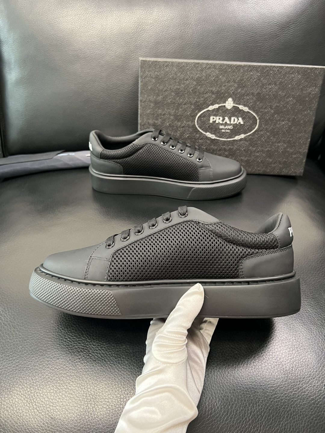 PRADA 高品质 顶级工艺品 普拉达 专柜同步 原厂配置，意大利进口原版牛皮面料，透气舒适进口水染牛里