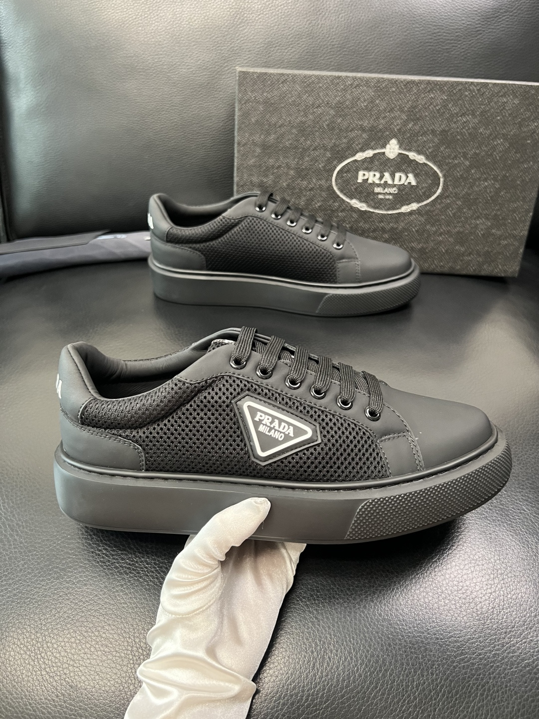 PRADA 高品质 顶级工艺品 普拉达 专柜同步 原厂配置，意大利进口原版牛皮面料，透气舒适进口水染牛里