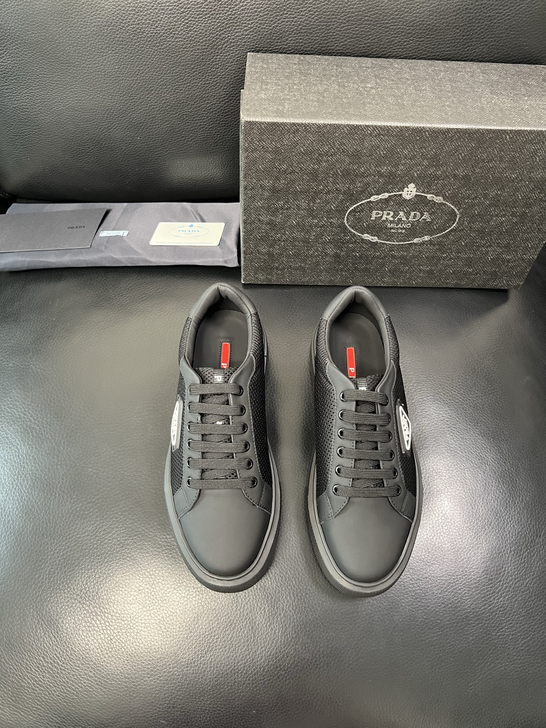 PRADA 高品质 顶级工艺品 普拉达 专柜同步 原厂配置，意大利进口原版牛皮面料，透气舒适进口水染牛里
