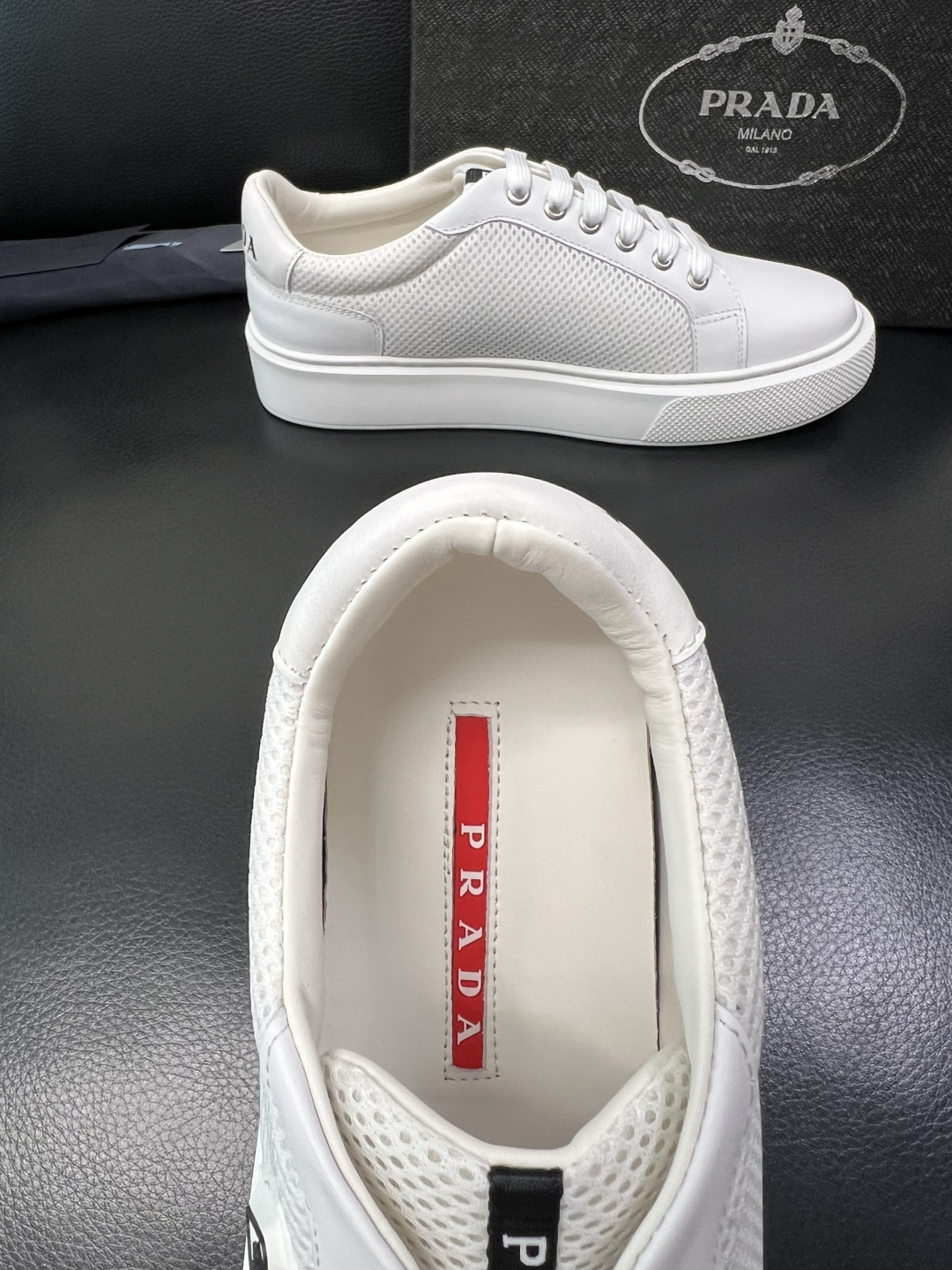 PRADA 高品质 顶级工艺品 普拉达 专柜同步 原厂配置，意大利进口原版牛皮面料，透气舒适进口水染牛里