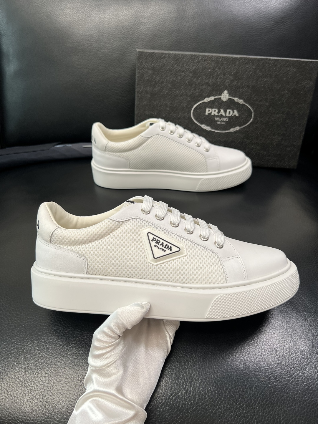 PRADA 高品质 顶级工艺品 普拉达 专柜同步 原厂配置，意大利进口原版牛皮面料，透气舒适进口水染牛里